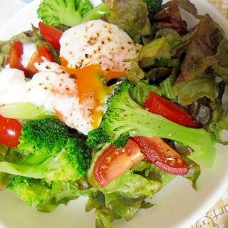 半熟卵と野菜のサラダ